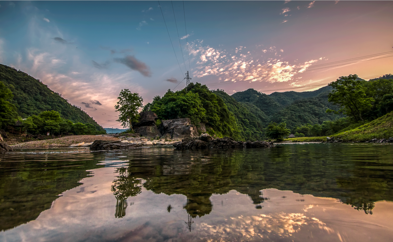 山色葱茏水亦奇